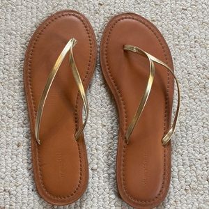 Vineyard Vines gold flip flops